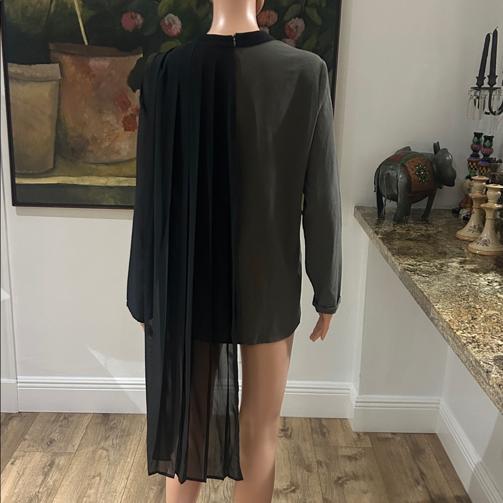 NWT MAAC London contemporary top